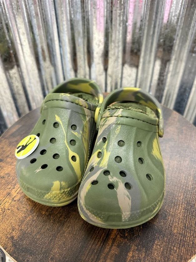 Crocs, 8/9